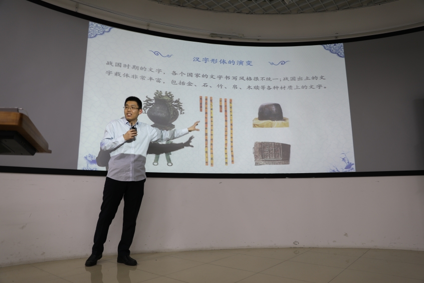 D:\2020-10-28 44118太阳成城集团办公文档（李斌）\2020-12-25 44118太阳成城集团青教赛预赛简报（李斌）\图6 参赛选手 孟跃龙 战国文字(3R9A5890).JPG图6 参赛选手 孟跃龙 战国文字(3R9A5890)